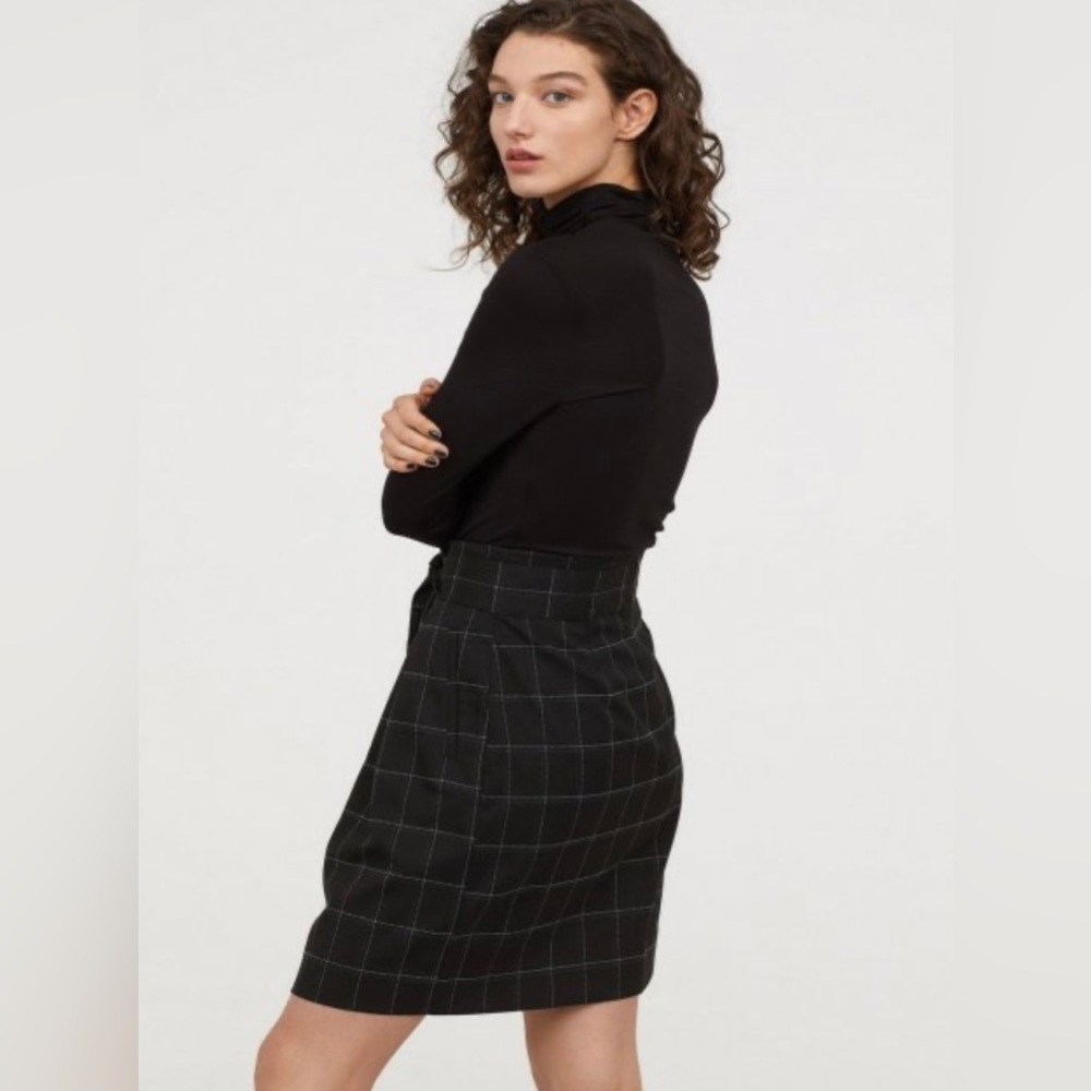 H&M skirt size 4 - black w/ blue & white plaid, preppy  design - great condition